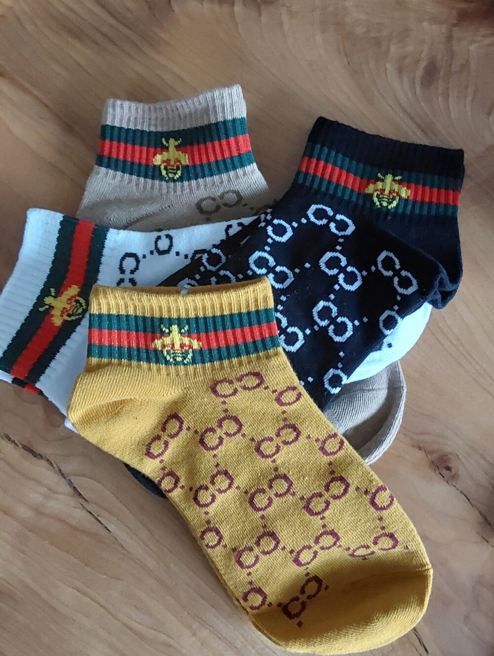 4 PAIR MONOGRAM INSPIRED BEE ANKLE SOCKS O/S